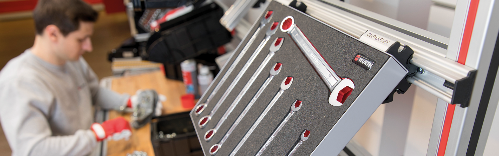 Einhängesystem CLIP-O-FLEX®. Am Arbeitsplatz alles in Griffweite.