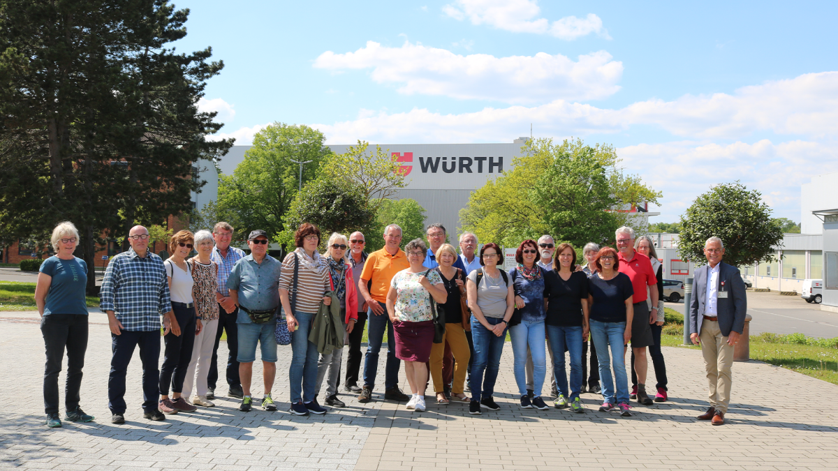 Wanderung durch Wiesen und Wälder hinauf zum Industriepark Würth